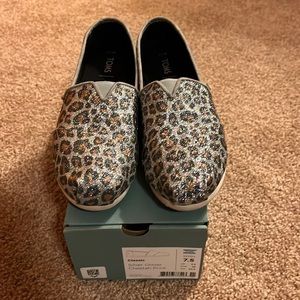 Silver glitter, cheetah, print Tom’s shoes. Size 7 1/2. Worn once.